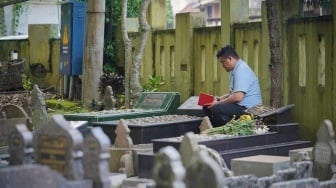 Momen Bobby Nasution Ziarah ke Makam Ayah Jelang Pencoblosan Pilgub Sumut 2024