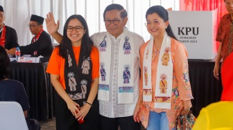 Calon gubernur DKI Jakarta nomor urut 3 Pramono Anung ditemani Istrinya Endang Nugrahani dan putrinya Hanifa Fadhila Pramono menyapa awak media di Tempat Pemungutan Suara (TPS) di Cipete Selatan, Jakarta, Rabu (27/11/2024). [Suara.com/Alfian Winanto]
