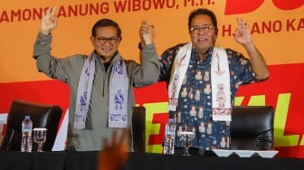 Calon Gubernur dan Wakil Gubernur DKI Jakarta nomor urut 3, Pramono Anung - Rano Karno usai memyampaikan keterangan terkait hasil quick count Pilkada di Jakarta, Rabu (27/11/2024). [Suara.com/Alfian Winanto]