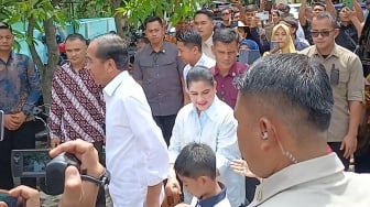 Bikin Gemas! Momen Lucu Jan Ethes Temani Jokowi dan Iriana Nyoblos di TPS 12 Sumber