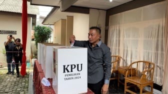 Dharma Pongrekun Bersama Keluarga Nyoblos di TPS 31 Lebak Bulus