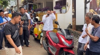 Datang ke TPS Naik Vespa Sambil Bonceng Nagita Slavina, Raffi Ahmad Gaungkan Pilkada Damai dan Riang Gembira