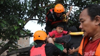 Tim SAR Brimob Polda Sumut Evakuasi Warga Terjebak Banjir di Medan