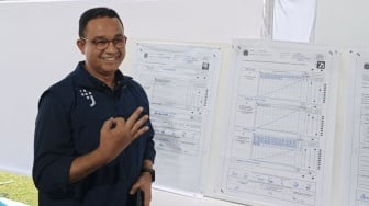 Anies Baswedan Nikmati "Masa Pengangguran" dengan Jelajahi Kafe Unik di Bandung