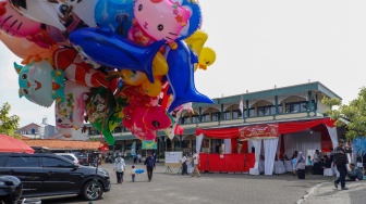 Warga menggunakan hak pilihnya dalam Pemilihan Gubernur dan Wakil Gubernur Provinsi DKI Jakarta di TPS 046 Cilandak, Jakarta, Rabu (27/11/2024). [Suara.com/Alfian Winanto]