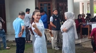 Gaya Kompak Keluarga Ayu Ting Ting saat Coblos di Pilkada Depok, Seru Banget!