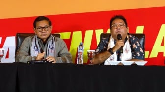 Calon Gubernur dan Wakil Gubernur DKI Jakarta nomor urut 3, Pramono Anung - Rano Karno memyampaikan keterangan terkait hasil quick count Pilkada di Jakarta, Rabu (27/11/2024). [Suara.com/Alfian Winanto]
