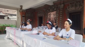 TPS di Denpasar Ini Semuanya Dikelola Perempuan Gen Z, Nuansanya Pink