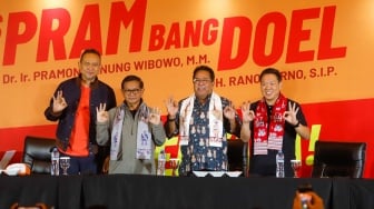 Calon Gubernur dan Wakil Gubernur DKI Jakarta nomor urut 3, Pramono Anung (kedua kiri) - Rano Karno (kedua kanan), menyampaikan keterangan yang didampingi Ketua Tim Pemenanangan, Cak Lontong (kiri), dan Bendahara Tim Pemenangan Charles Honoris (kanan) usai memyampaikan keterangan terkait hasil quick count Pilkada di Jakarta, Rabu (27/11/2024). [Suara.com/Alfian Winanto]