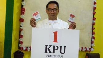 Calon gubernur (Cagub) DKI Jakarta nomor urut 1 Ridwan Kamil menunjukkan surat suara saat menggunakan hak pilihnya pada pilkada serentak 2024 di Tempat Pemungutan Suara (TPS) 23 Kelurahan Ciumbuleuit, Bandung, Jawa Barat, Rabu (27/11/2024). [ANTARA FOTO/Novrian Arbi]