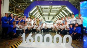 Wuling Rayakan Produksi Mobil ke 160.000 di Indonesia