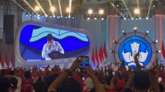 Drama Tangisan Prabowo kala Umumkan Kenaikan Gaji Guru Rp2 Juta Tapi Faktanya Rp500 Ribu