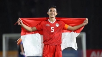 Bek Timnas Rizky Ridho Selalu Minum Sambil Jongkok, Ini Alasannya