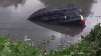 Hujan Ekstrem di Surabaya: Mobil Terseret Hingga Masuk Sungai