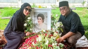 Unggah Foto di Makam Ibunda, Dede Yusuf Tulis Pesan Sedih: Jimatku Telah Berpulang!