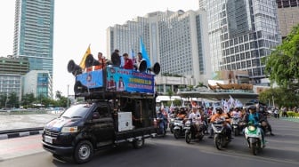 Massa dari Konfederasi Serikat Pekerja Indonesia (KSPI) melakukan pawai kemenangan satu putaran untuk paslon gubernur-wakil gubernur nomor urut 3 Pramono Anung-Rano Karno di Bundaran HI, Jakarta, Jumat (29/11/2024). [Suara.com/Alfian Winanto]