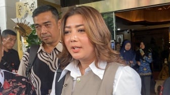 Pratiwi Noviyanthi Sindir Farhat Abbas Saat Dapat Penghargaan: Ini Prestasi Bukan Sensasi