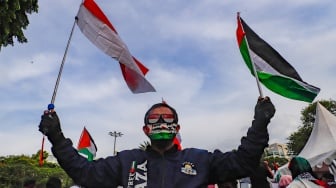 Massa berunjuk rasa saat aksi solidaritas untuk Palestina di depan Kedutaan Besar Amerika di Jakarta, Jumat (29/11/2024). [Suara.com/Alfian Winanto]