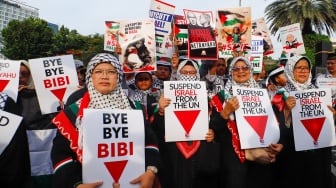 Massa berunjuk rasa saat aksi solidaritas untuk Palestina di depan Kedutaan Besar Amerika di Jakarta, Jumat (29/11/2024). [Suara.com/Alfian Winanto]