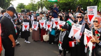 Massa berunjuk rasa saat aksi solidaritas untuk Palestina di depan Kedutaan Besar Amerika di Jakarta, Jumat (29/11/2024). [Suara.com/Alfian Winanto]