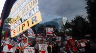 Massa berunjuk rasa saat aksi solidaritas untuk Palestina di depan Kedutaan Besar Amerika di Jakarta, Jumat (29/11/2024). [Suara.com/Alfian Winanto]