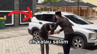 Benarkah Membungkuk Saat Bersalaman Dilarang Agama?