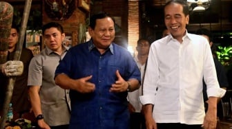 Makna Sebenarnya di Balik Baju Hitam Putih Jokowi, Tetap Dipakai meski Sudah Tak Jadi Presiden