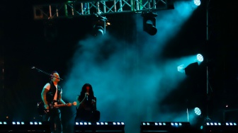 Grup Musik Sleeping With Sirens tampil di acara EverBlast Festival 2024 di Jiexpo Kemayoran, Jakarta, Sabtu (30/11/2024). [Suara.com/Alfian Winanto]