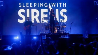 Grup Musik Sleeping With Sirens tampil di acara EverBlast Festival 2024 di Jiexpo Kemayoran, Jakarta, Sabtu (30/11/2024). [Suara.com/Alfian Winanto]