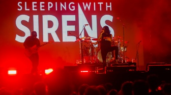 Grup Musik Sleeping With Sirens tampil di acara EverBlast Festival 2024 di Jiexpo Kemayoran, Jakarta, Sabtu (30/11/2024). [Suara.com/Alfian Winanto]