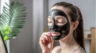 3 Clay Mask Berbahan Charcoal, Ampuh Atasi Komedo Hitam dan Pori-Pori Besar