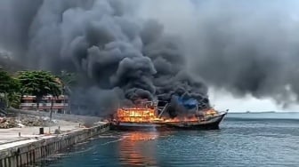 Cerita Saksi Mata Detik-detik Kapal Terbakar di Banyuwangi: Kapal Bergerak ke Tengah Laut