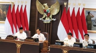 Satu Bulan Jabat Presiden, Prabowo Paparkan Prestasi Kabinet: Kenaikan Upah 6,5 Persen hingga Tiket Pesawat Turun