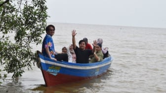 Menari Bersama Ombak, Keseruan Menyusuri Hutan Mangrove di Kuala Tungkal