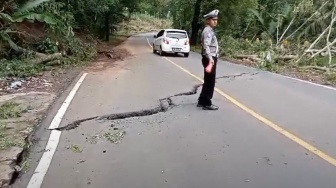 Hati-Hati! Jalan Jalur Utama Malang-Blitar di Selorejo Mengkhawatirkan: Retak dan Ambles