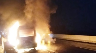 Detik-detik Menegangkan Mobil Terbakar di Tol Boyolali, 4 Orang Lolos dari Maut