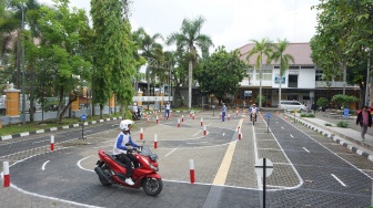 Yayasan AHM dan Latih Mahasiswa UIN SUKA Jadi Agen Safety Riding