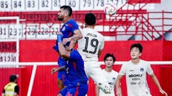 Hasil BRI Liga 1: Arema Lumat Persita 3-0, Dewa United Susah Payah Bungkam PSS Sleman