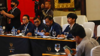 Petugas PPK Kecamatan Kemayoran membacakan amplop form C hasil perhitungan suara disaksikan anggota KPU Kota Jakarta Pusat dan Bawaslu Kota Jakarta Pusat saat rapat pleno terbuka rekapitulasi hasil penghitungan perolehan suara dalam Pilkada serentak tahun 2024 di KotaJakarta Pusat, Rabu (4/12/2024). [Suara.com/Alfian Winanto]