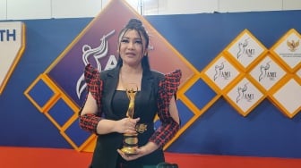 15 Tahun Menanti, Fitri Carlina Akhirnya Raih Piala AMI Awards Pertama!