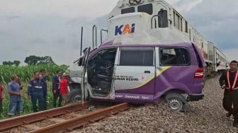 Detik-detik Menegangkan Ambulans Hancur Dilindas KA Matarmaja di Kediri