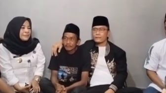 Usai Dihina, Penjual Es Teh Masih Pakai Kaus Bergambar Gus Miftah