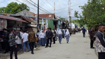 Warga Penuhi Ruas Jalan di Kota Kupang Demi Menunggu Presiden Prabowo Melintas