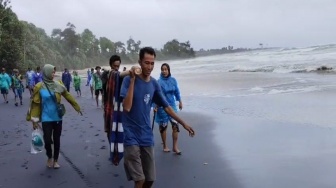 Dramatis! Ibu Baru Melahirkan di Pesisir Barat Ditandu Lewati Jalan Berlumpur dan Sungai Deras