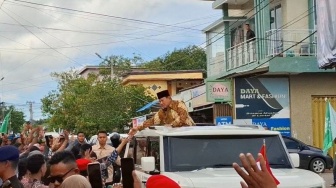 Dari Atas Mobil Maung Prabowo Salami Warga Kupang di Sepanjang Ruas Jalan