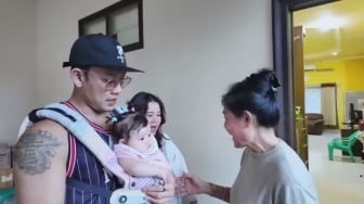 Kenang Masa Kecil, 8 Potret Denny Sumargo Pulang Kampung Ajak Baby Biel