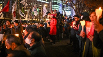 Orang-orang ambil bagian dalam acara peringatan cahaya lilin saat mereka memprotes Presiden Korea Selatan Yoon Suk Yeol di Seoul, Korea Selatan, Rabu (4/12/2024). [Philip FONG / AFP]