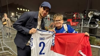 Demi Dapat Perhatian Kevin Diks, Fans Cilik FC Copenhagen Rela Bentangkan Bendera Indonesia