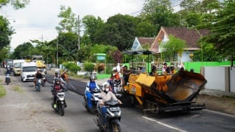 Respon Cepat Aduan Warga, Ruas Jalan Pare-Kandangan Langsung Diaspal Halus