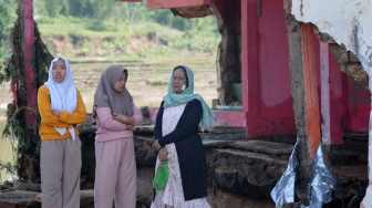 Sejumlah warga menyaksikan dampak banjir bandang di Kampung Cieurih, Desa Datarnangka, Sagaranten, Kabupaten Sukabumi, Jawa Barat, Kamis (5/12/2024). [ANTARA FOTO/Iman/Arf/YU]